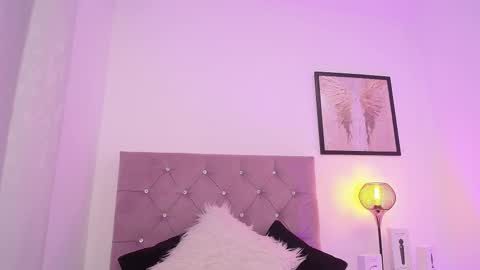 Snapshot of violet_queen2 chatting on February 11, 11:20 am Mary online show from February 11, 11:20 am