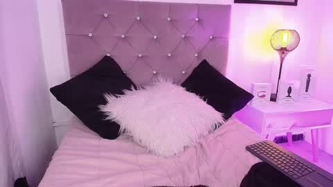 Snapshot of violet_queen2 chatting on March 11, 6:19 pm Mary online show from March 11, 6:19 pm