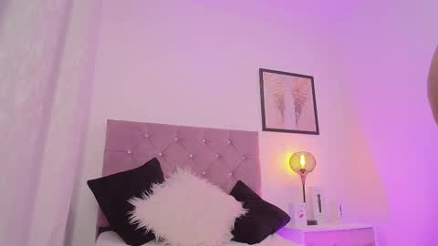 Snapshot of violet_queen2 chatting on February 10, 12:19 am Mary online show from February 10, 12:19 am