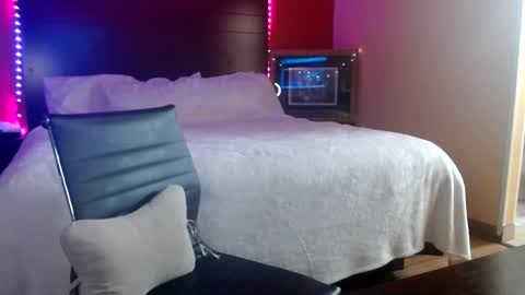 violet_winter97 online show from February 22, 5:11 am