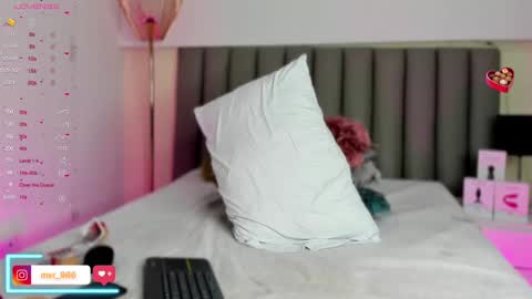 Snapshot of violeta_cs chatting on February 15, 12:04 am online show from February 15, 12:04 am