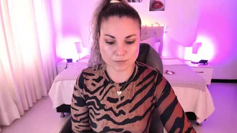 violeta_hotter_ online show from October 6, 11:50 am