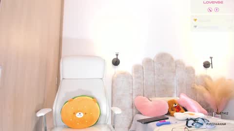 Snapshot of violeth___ chatting on January 12, 2:09 pm violeth___ online show from January 12, 2:09 pm