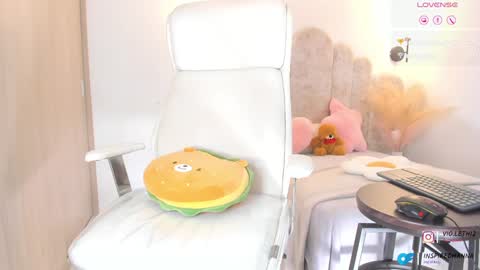 Snapshot of violeth___ chatting on February 1, 2:34 pm violeth___ online show from February 1, 2:34 pm