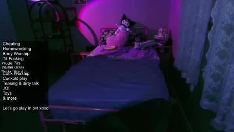 Snapshot of violetoctober chatting on September 13, 4:15 am Violet October online show from September 13, 4:15 am