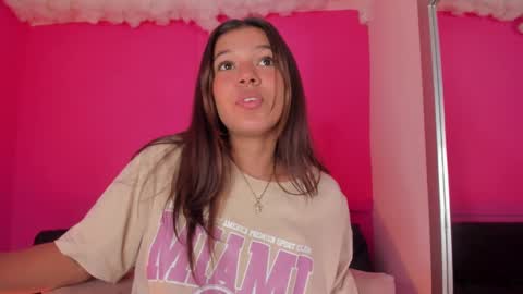 Snapshot of violett_24_ chatting on March 7, 6:33 pm violett_24_ online show from March 7, 6:33 pm