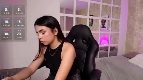 VIOLETTE online show from November 4, 7:15 pm