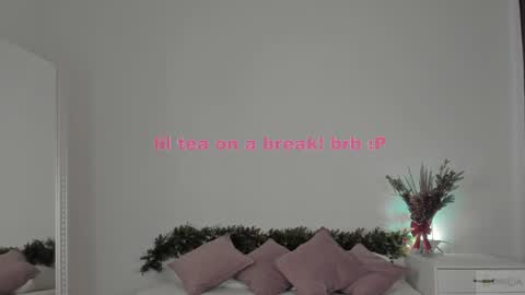 Snapshot of violetta_finch chatting on January 30, 11:22 am violetta_finch online show from January 30, 11:22 am