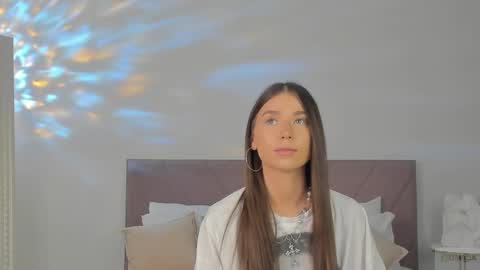 Snapshot of violetta_finch chatting on March 12, 10:05 am violetta_finch online show from March 12, 10:05 am