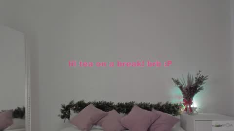Snapshot of violetta_finch chatting on January 27, 11:32 am violetta_finch online show from January 27, 11:32 am