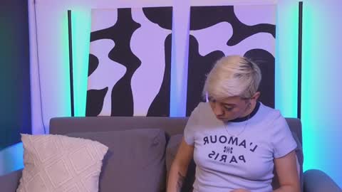 Snapshot of violettgrey_ chatting on December 27, 4:04 am Violet online show from December 27, 4:04 am