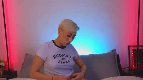 Snapshot of violettgrey_ chatting on February 13, 2:12 am Violet online show from February 13, 2:12 am