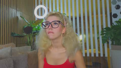Snapshot of violetttttacb chatting on October 12, 8:43 pm Violetta online show from October 12, 8:43 pm
