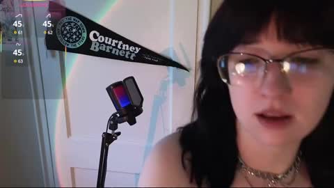 Snapshot of violetwinter666 chatting on March 1, 3:38 pm Violet Winter indie sleaze goth girl next door online show from March 1, 3:38 pm