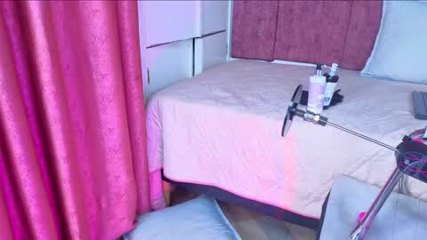 viollettebylyly online show from February 12, 1:15 pm