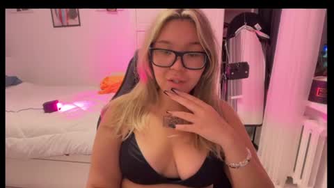 viva_lovee online show from July 7, 3:49 pm