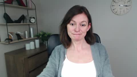 Snapshot of vivian_dream chatting on March 3, 10:28 am Vivian online show from March 3, 10:28 am