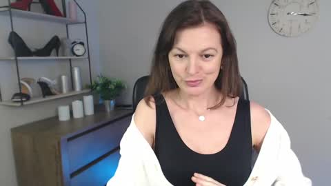 Snapshot of vivian_dream chatting on March 5, 10:33 am Vivian online show from March 5, 10:33 am