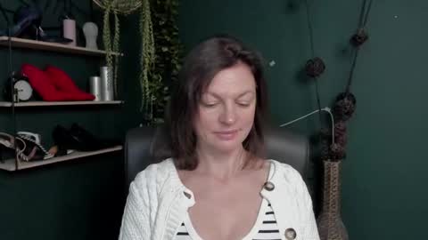 Snapshot of vivian_dream chatting on March 11, 7:35 am Vivian online show from March 11, 7:35 am