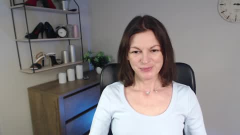 Snapshot of vivian_dream chatting on February 10, 6:53 am Vivian online show from February 10, 6:53 am