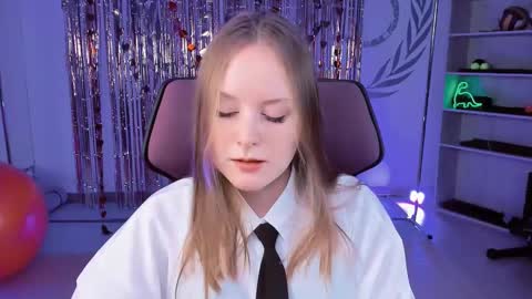 Snapshot of vivienleeigh chatting on March 8, 9:06 am Vivien online show from March 8, 9:06 am