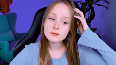Snapshot of vivienleeigh chatting on September 18, 11:03 am Vivien online show from September 18, 11:03 am