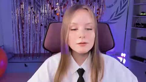 Snapshot of vivienleeigh chatting on March 7, 5:17 pm Vivien online show from March 7, 5:17 pm