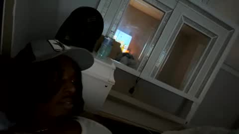 vonnieeb2x online show from October 15, 7:00 am