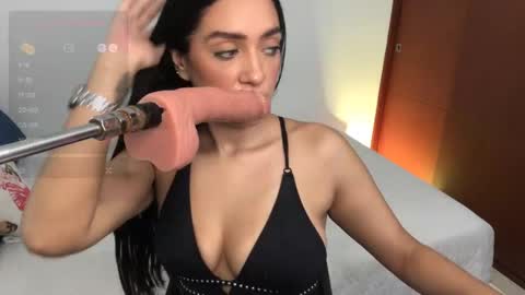 vsantini_ online show from December 13, 3:00 pm