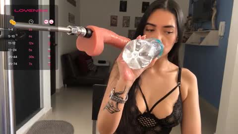 vsantini_ online show from March 3, 8:00 pm