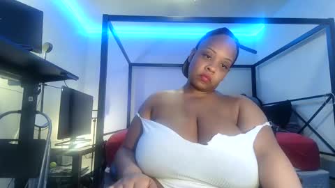 Snapshot of waterfalls69 chatting on February 8, 8:09 am LAUREN LUSH online show from February 8, 8:09 am