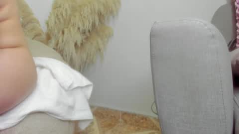 Snapshot of whiite_snow_ chatting on January 19, 1:22 pm Sara online show from January 19, 1:22 pm