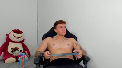 Snapshot of white_jacob chatting on December 18, 3:47 am Camilo R online show from December 18, 3:47 am