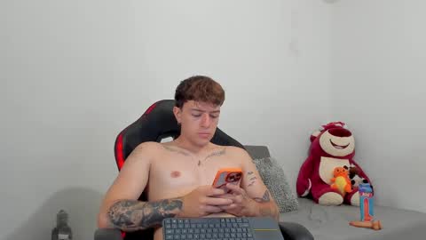 Snapshot of white_jacob chatting on February 20, 3:34 am Camilo R online show from February 20, 3:34 am