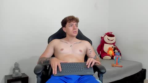 Snapshot of white_jacob chatting on March 1, 1:00 am Camilo R online show from March 1, 1:00 am