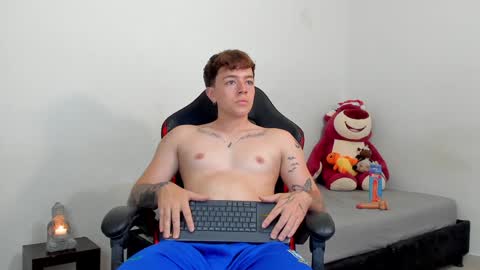 Snapshot of white_jacob chatting on February 8, 11:55 pm Camilo R online show from February 8, 11:55 pm