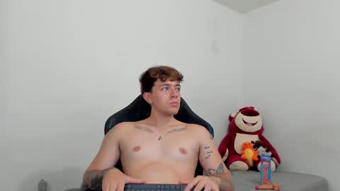 Snapshot of white_jacob chatting on March 12, 1:36 am Camilo R online show from March 12, 1:36 am