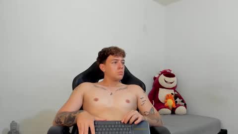 Snapshot of white_jacob chatting on February 21, 12:05 am Camilo R online show from February 21, 12:05 am