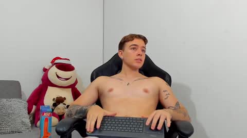 Snapshot of white_jacob chatting on January 6, 10:36 pm Camilo R online show from January 6, 10:36 pm
