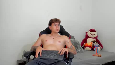 Snapshot of white_jacob chatting on March 7, 2:04 am Camilo R online show from March 7, 2:04 am