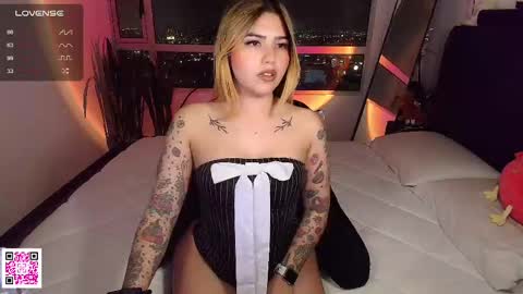 Snapshot of whites_emma chatting on February 18, 2:27 am EMMA online show from February 18, 2:27 am