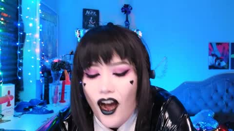 Snapshot of wickedxqueen chatting on February 13, 5:37 am Laura online show from February 13, 5:37 am