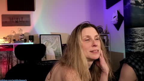 Snapshot of widthofapeach chatting on February 6, 9:22 am Gretchen Jimmy online show from February 6, 9:22 am