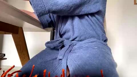 Winniethephoota online show from November 16, 7:05 pm