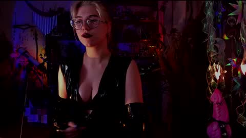 Snapshot of witch_fiona chatting on December 9, 7:39 pm Goddess of two strapons  - Mr. long Don Mr. Pinky online show from December 9, 7:39 pm