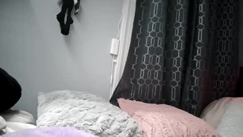 woofwolfxix online show from November 24, 7:29 am