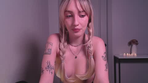 Snapshot of x_flora_x chatting on December 9, 11:03 pm Flora my fav patterns are 44 111 666 999 online show from December 9, 11:03 pm