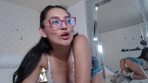 Snapshot of ximenaa_suarez chatting on February 6, 7:56 am ximena suarez online show from February 6, 7:56 am