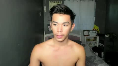 Snapshot of xkhen_damienx chatting on February 19, 6:55 am Khen online show from February 19, 6:55 am