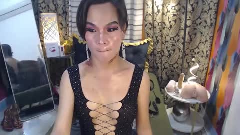 Snapshot of xqueenyasiandomcumx chatting on January 17, 12:53 am address me as QUEEN NINA A Little Bit of ANGELIC FACE with a Wild Demonic Side online show from January 17, 12:53 am